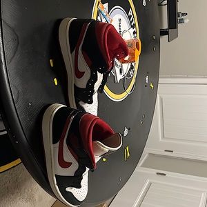 BLACK/RED/WHITE 1s.....IN FAIR CONDITION JUST NEEDS A LIL TLC...SIZE 9